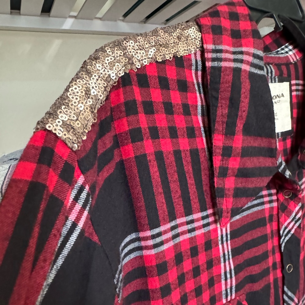 RED PLAID SEQUIN FLANNEL. JUNIOR PLUS LONG SLEEVE LIGHTWEIGHT SPARKLY SHIRT. NWT - Picture 3 of 16